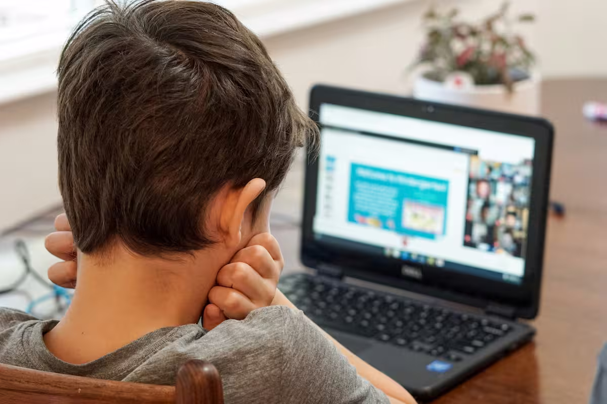 Hogyan védjük meg gyermekeinket az internet veszélyeitől?